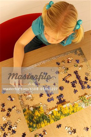 Vue grand angle d'une jeune fille jouer un puzzle