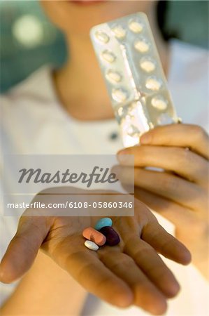 Gros plan des pilules sur la paume du médecin