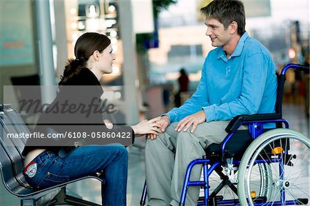 Seitenansicht einer jungen Frau im Gespräch mit einem mittleren erwachsenen Mann