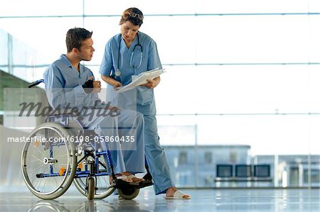 Femme médecin montrant un dossier médical à un patient