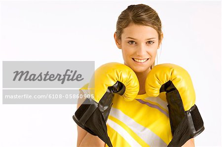 Portrait d'un femelle boxer avec des gants de boxe et souriant