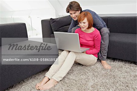 Adolescent et une jeune femme à l'aide d'un ordinateur portable
