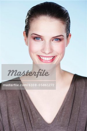 Portrait de femme jeune souriante