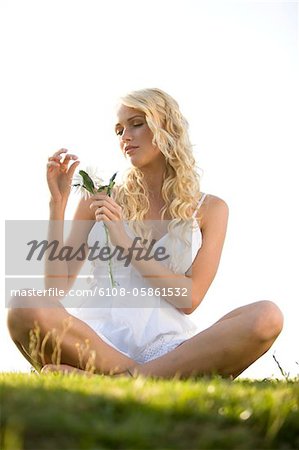 Jeune femme tenant une fleur