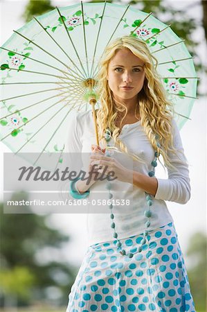 Jeune femme tenant un parapluie