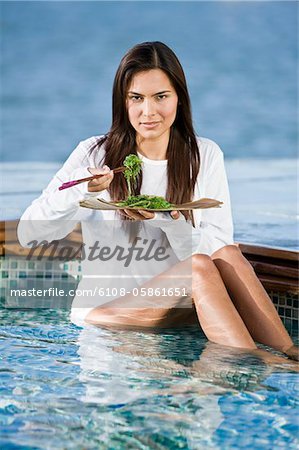 Femme, manger des algues avec des baguettes
