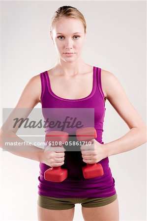 Femme, exercices avec haltères