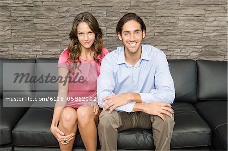 Portrait d'un couple assis sur un canapé