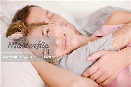 Couple endormi sur le lit
