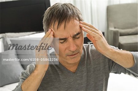 Menschen, die unter Kopfschmerzen leiden