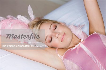 Femme allongée sur le lit