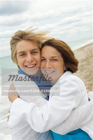 Teenager umarmt seine Großmutter