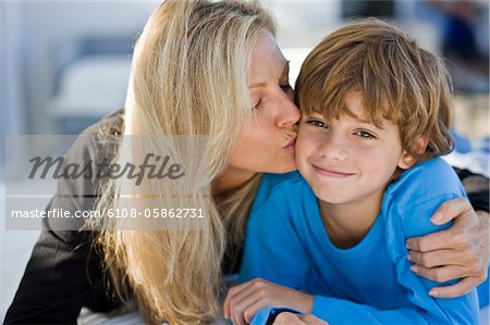 Femme embrasse son fils