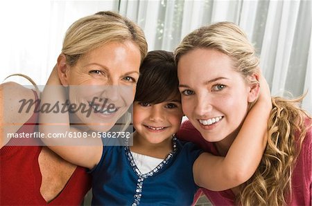 Porträt einer Familie lächelnd