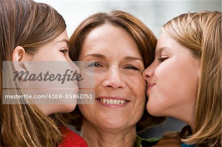 Nahaufnahme der beiden Mädchen küssen ihre Großmutter