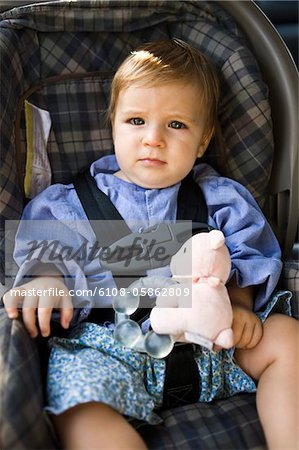 Bébé garçon assis dans un siège de bébé