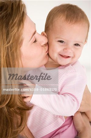 Femme embrasse sa fille