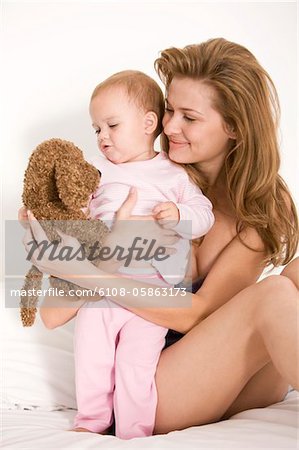 Femme jouant avec sa fille