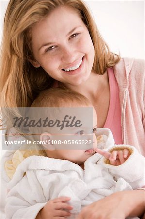 Femme souriant avec sa fille