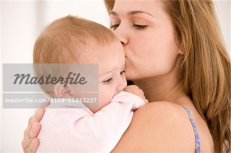 Femme embrasse sa fille