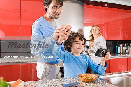 Familie in der Küche