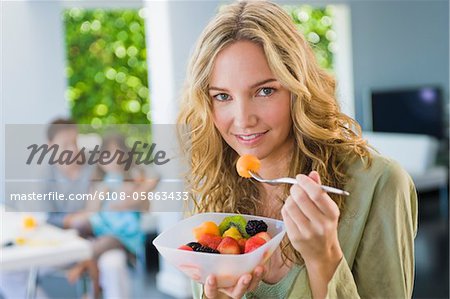Femme, manger de la salade de fruits