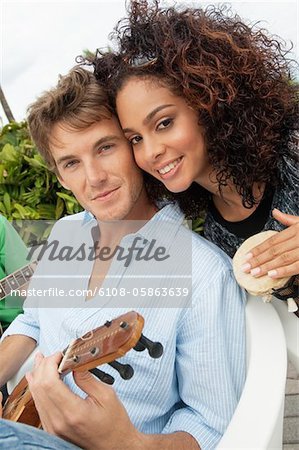 Porträt eines Paares, die Musikinstrumente spielen