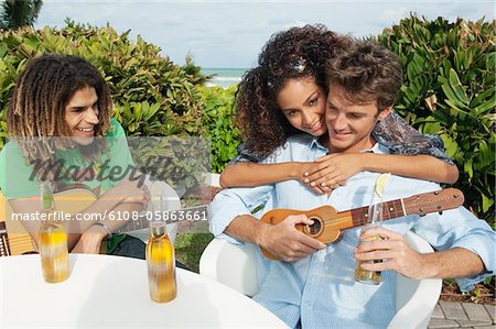 Paar mit ihren Freund am Ferienort