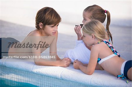 Les Enfants Jouent Dans La Piscine, Deux Petits Enfants Garçon Et Fille  S'amusent Dans La Piscine, Les Enfants S'amusent À Jouer Et Nagent Dans La  Piscine Avec Des Lunettes De Soleil, Par