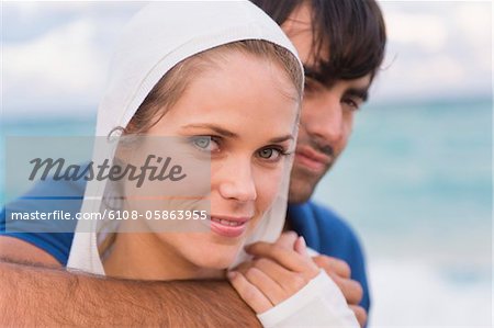 Couple souriant sur la plage