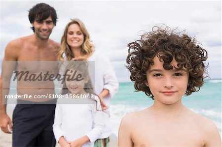 Portrait d'un garçon avec sa famille en arrière-plan