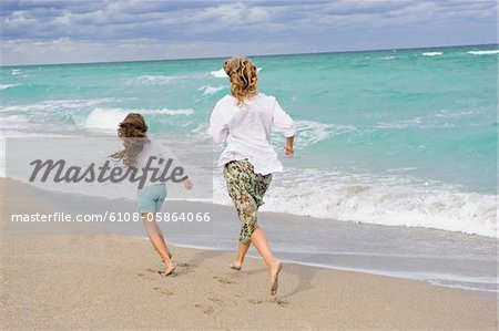 Femme avec sa fille sur la plage