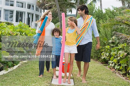 Familie stehen im Garten der Ferienort