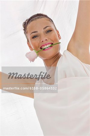 Mannequin tenue rose entre ses dents