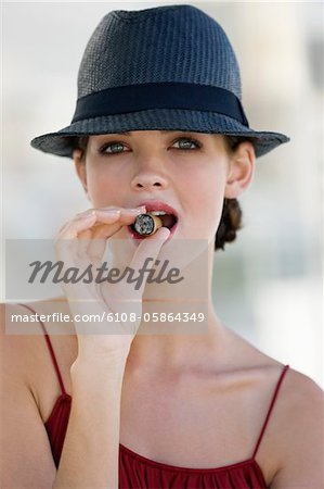 Mannequin en fumant un cigare