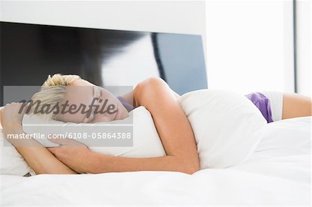 Femme allongée sur le lit