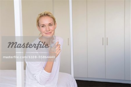 Femme tenant un verre d'eau