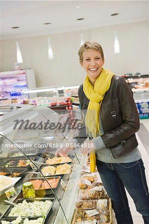 Femme en choisissant des aliments dans un supermarché