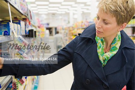 Femme, faire du shopping dans un supermarché