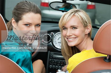 Zwei Frauen sitzen in einem Auto nach dem Einkaufen