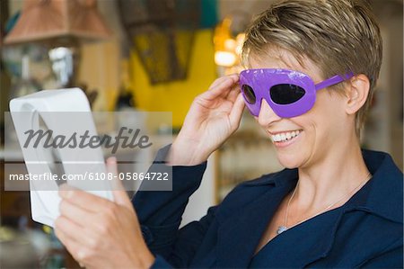 Frau mit Sonnenbrille in einem Geschäft