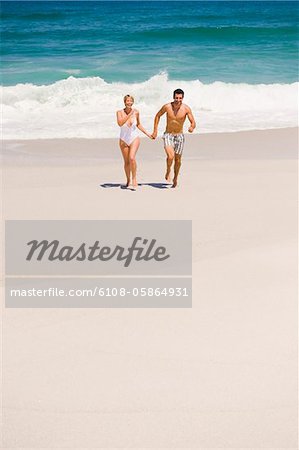 Paar am Strand laufen