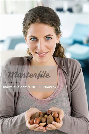 Portrait of a woman holding fruits