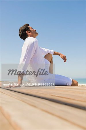 Homme assis sur la plage