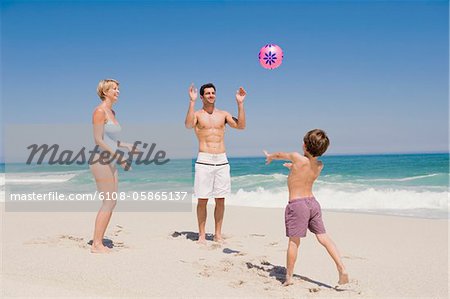 Familie spielen mit einem Beach ball