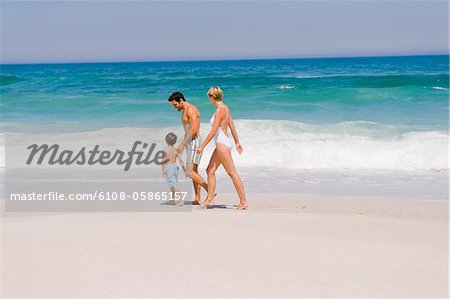 Famille marchant sur la plage