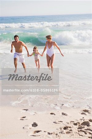 Famille profiter de vacances sur la plage