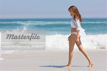 Femme qui marche sur la plage