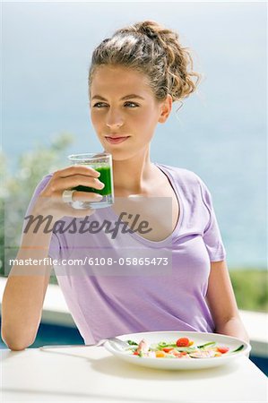 Frau mit einem Glas von Erbsensuppe