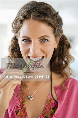 Portrait d'une femme manger des asperges